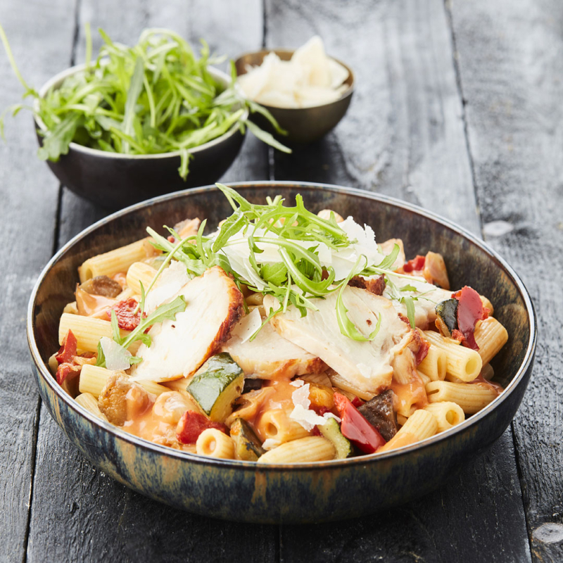 Rigatoni Mascarponesaus Kip Gegrilde Groenten Rucola Grana Padano